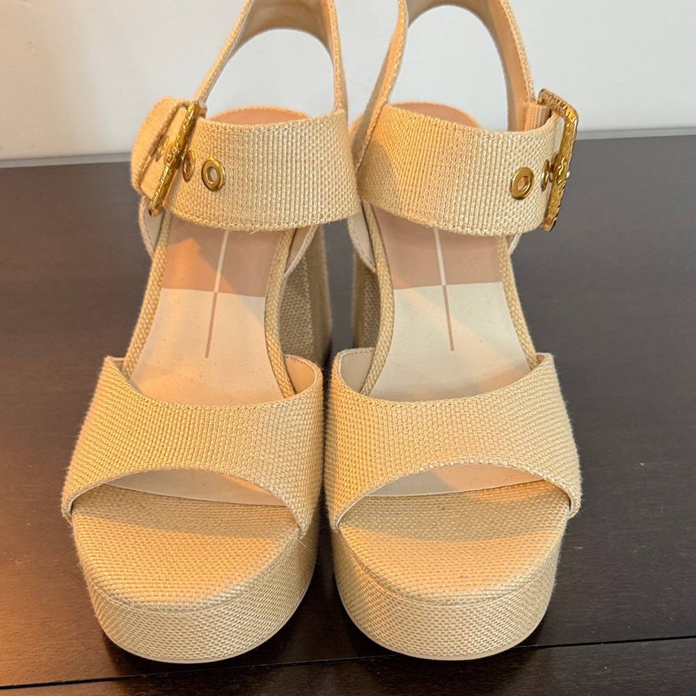Dolce Vita NWOT Tan Platform Sandals with Gold Buckle